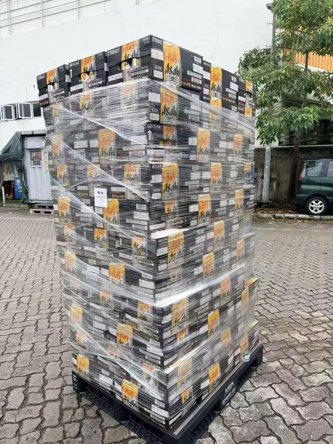 飲料の段ボール箱をパレットに積み付け、ストレッチ梱包した状態